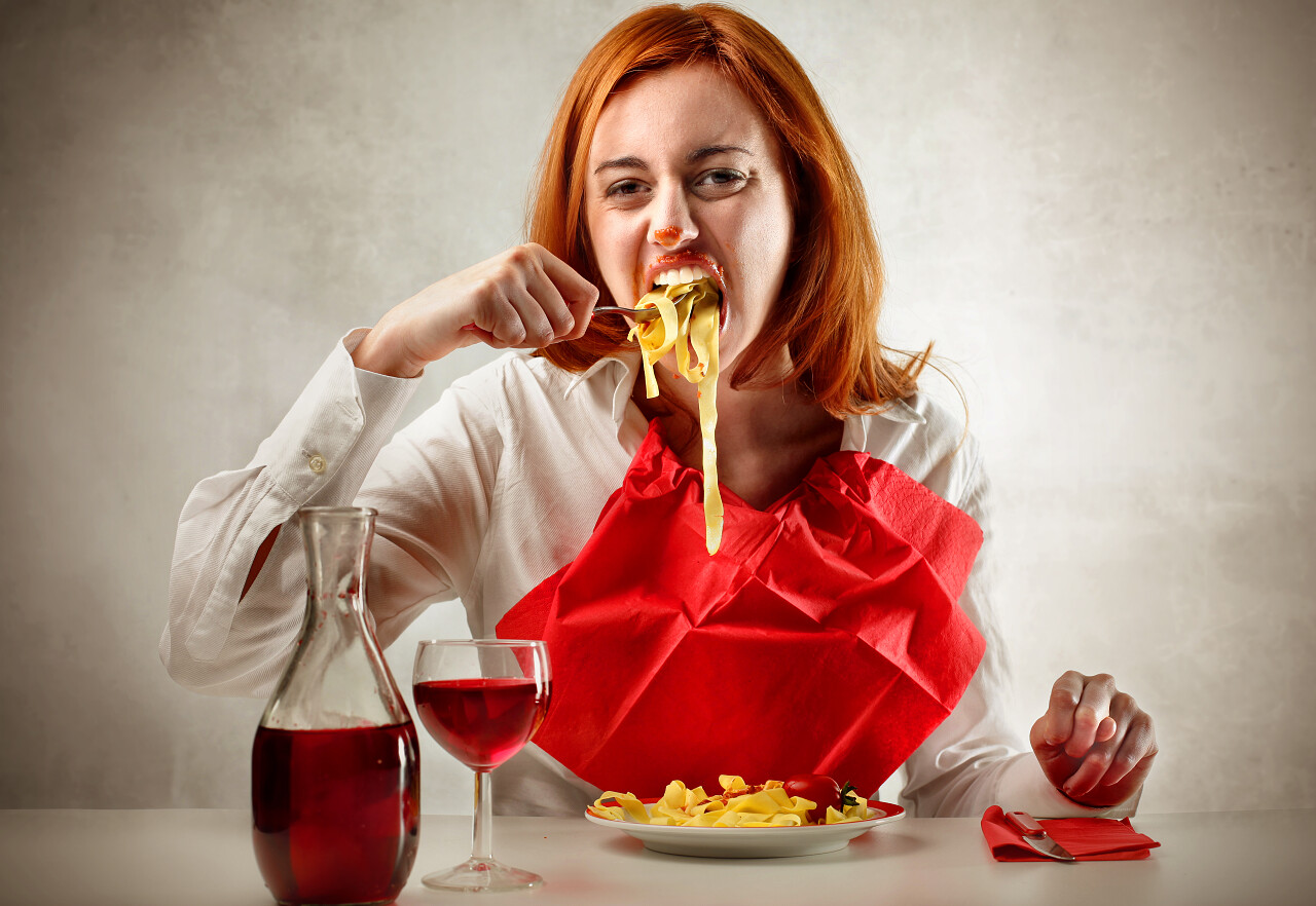 年轻女子暴饮暴食意面