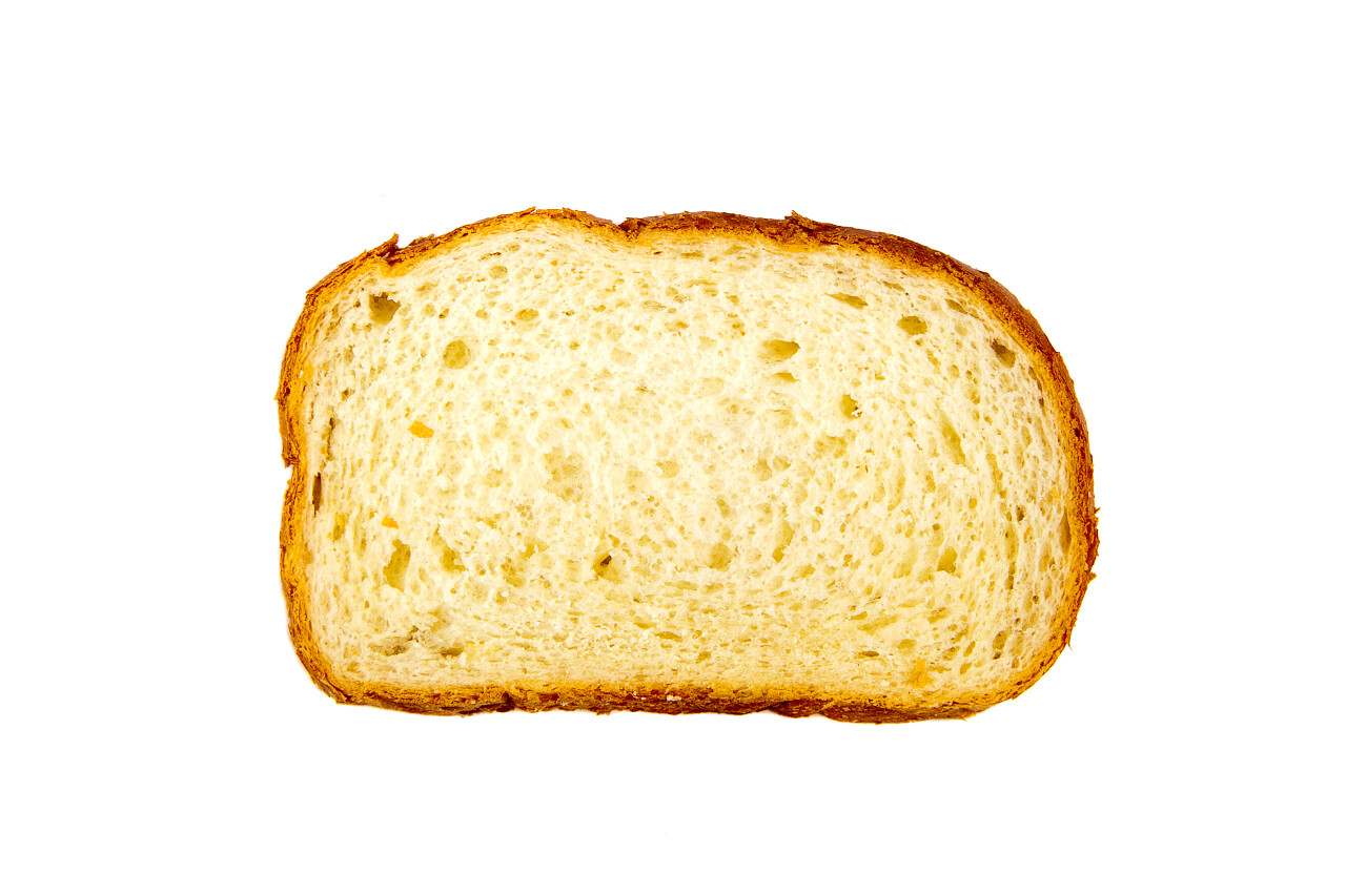 白色背景下的一块切片面包