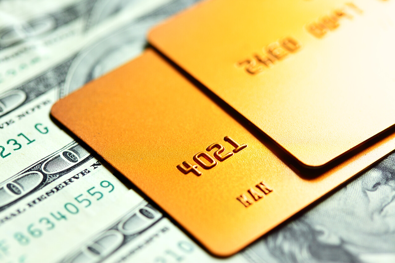 黄金信用卡在钞票上