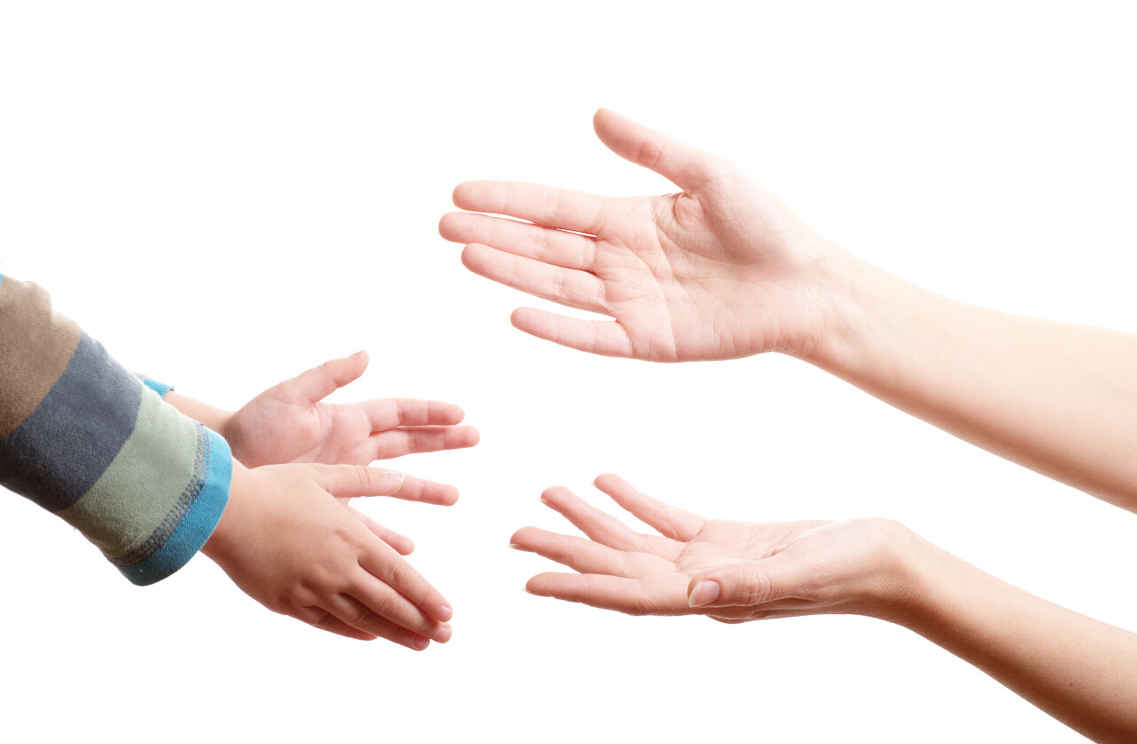 伸出的女人的手和孩子的手