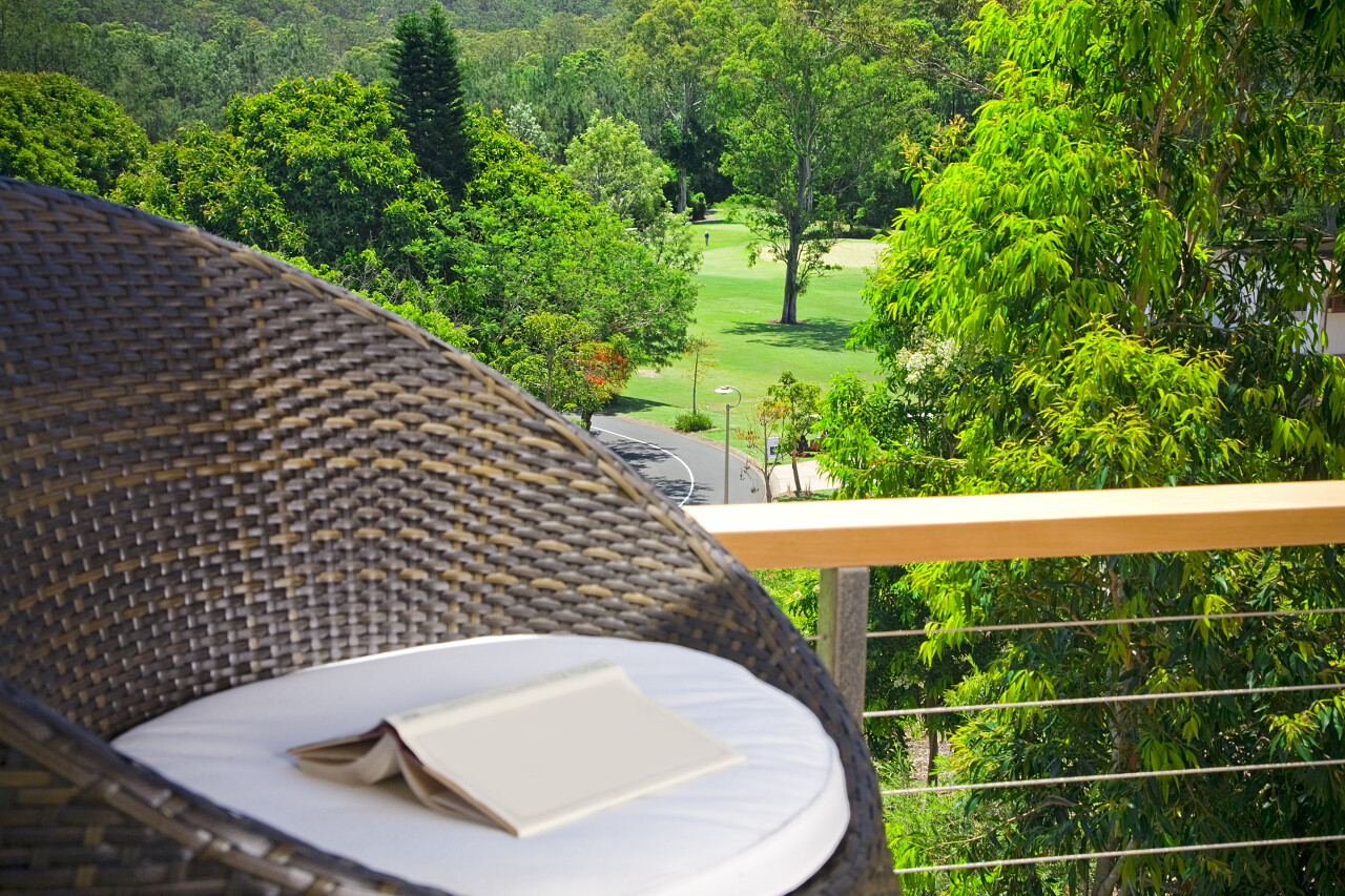 从阳台高尔夫度假村在椅子上的书