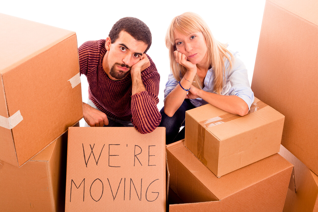 搬家的夫妇在打包的纸盒纸箱中