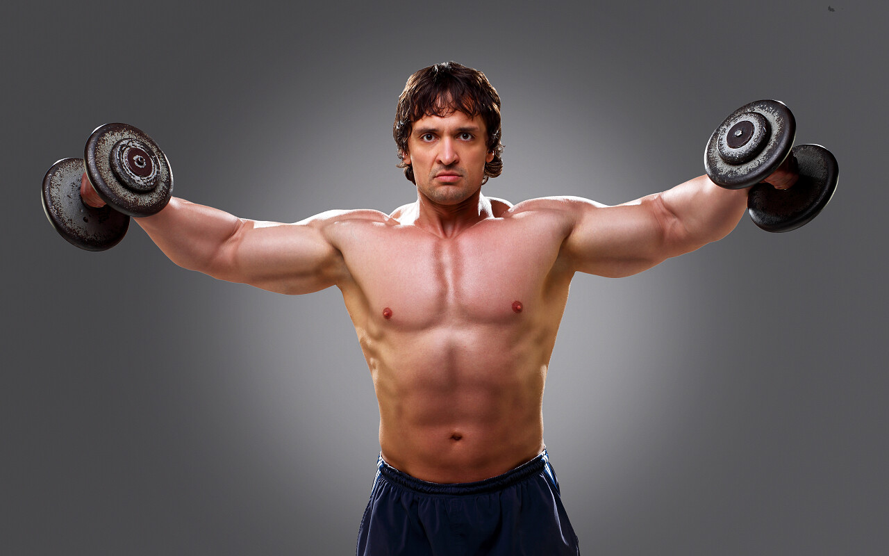 健美人物举哑铃的肌肉男