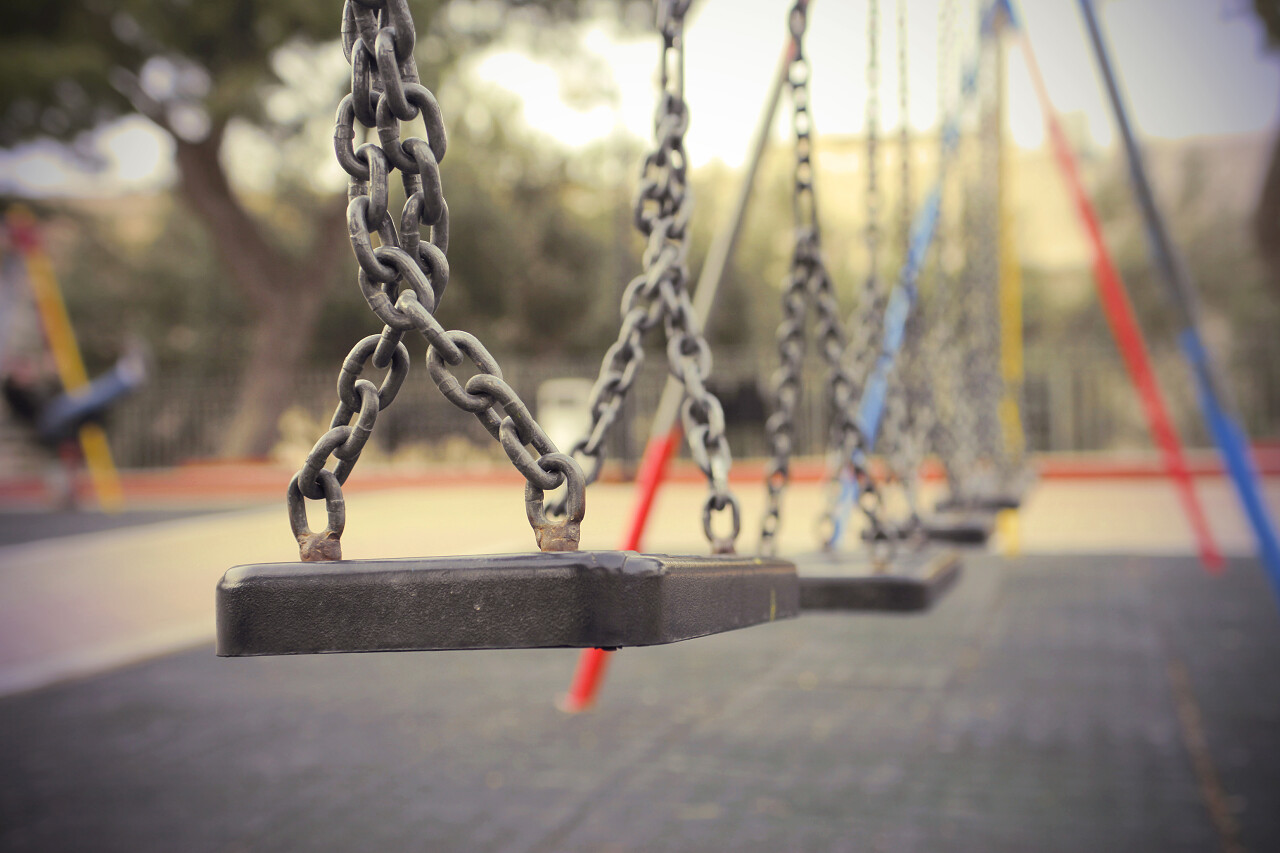 操场上的秋千特写美好回忆户外装备