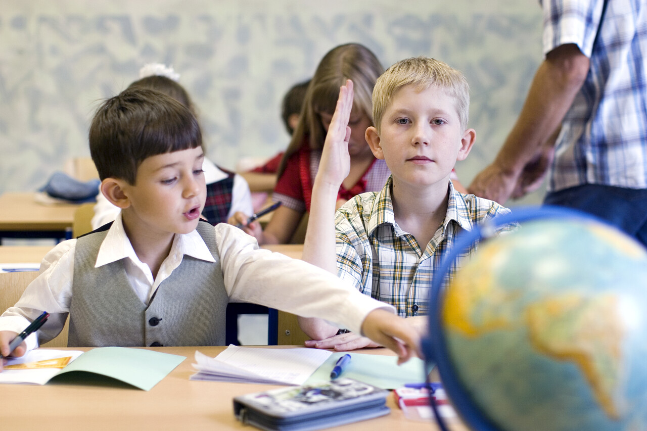 堂课上课中上举手的外国男孩男学生