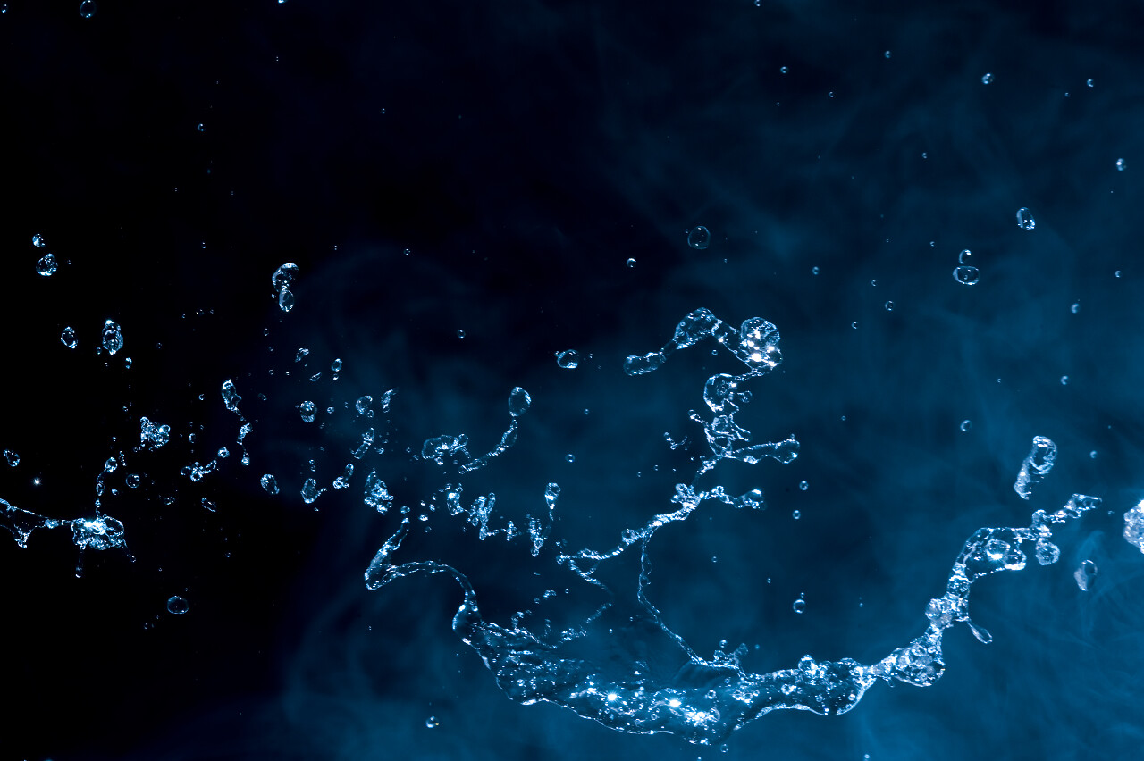 蓝黑色玄幻烟雾背景泼的水