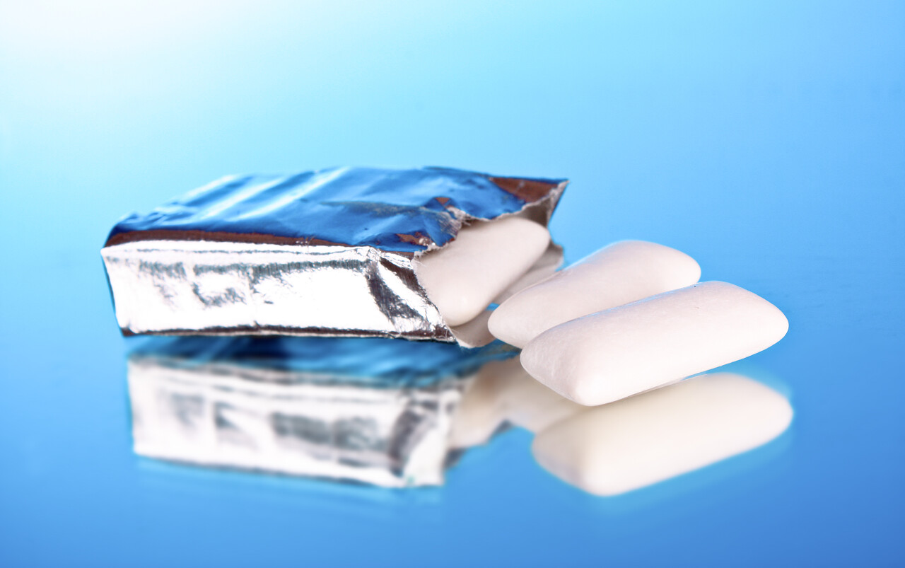 蓝色玻璃上口香糖和口香糖倒影