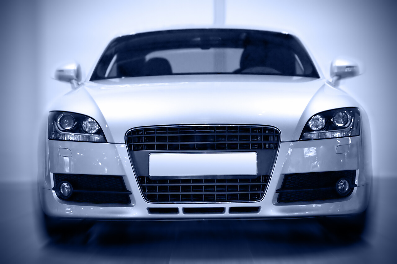 白色调子豪华跑车展示前视图