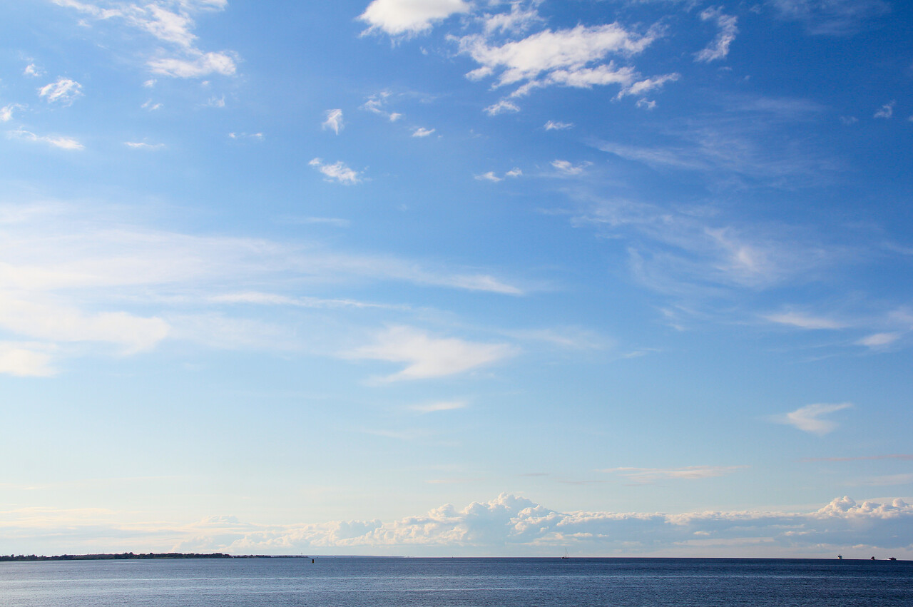 蓝天白云晴朗天空大海海面景色