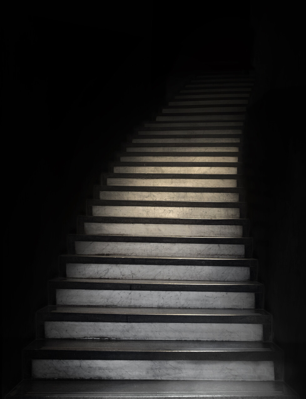 黑夜漆黑楼梯台阶