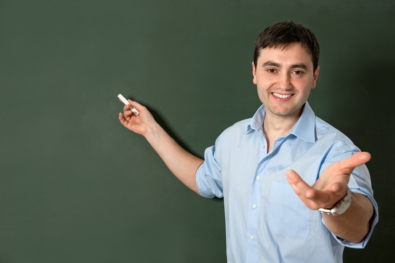 老师微笑上课黑板前微笑写字