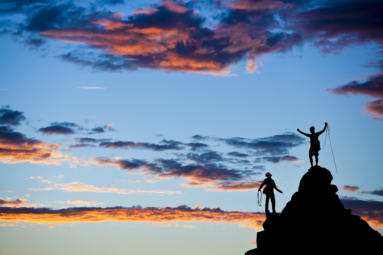攀登登山攀岩爬山登顶合作挑战励志奋斗精神努力努力坚持不懈