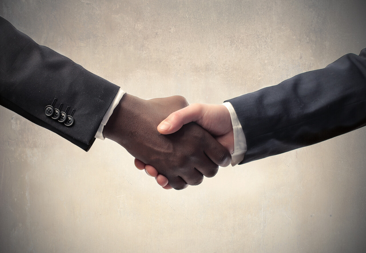 商务人士握手合作达成一致复古合作