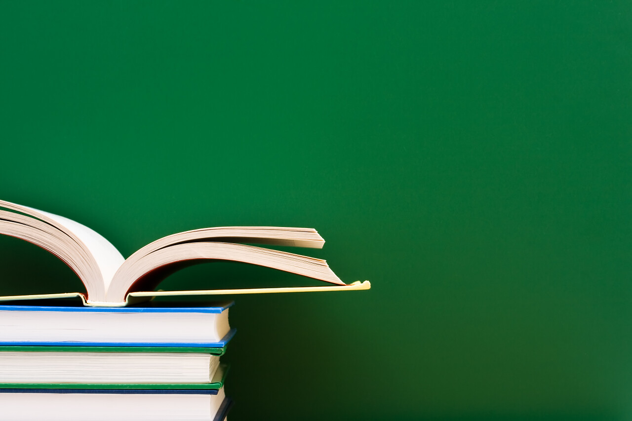 绿色背景翻开书本一摞书本