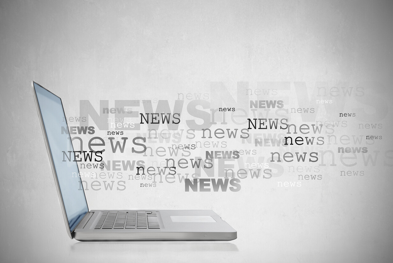 白底笔记本电脑字母飞出新闻飞出屏幕