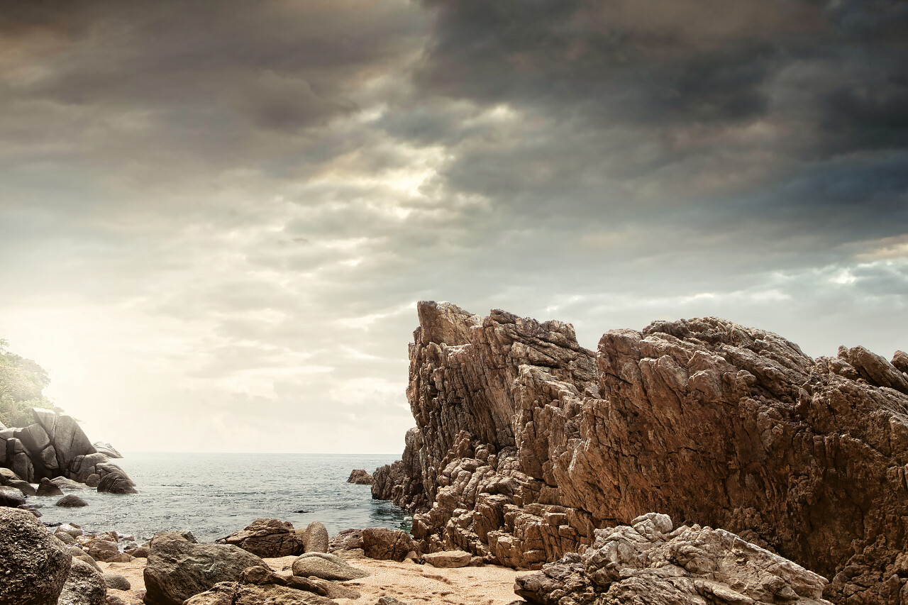 阴天海边海岸礁石