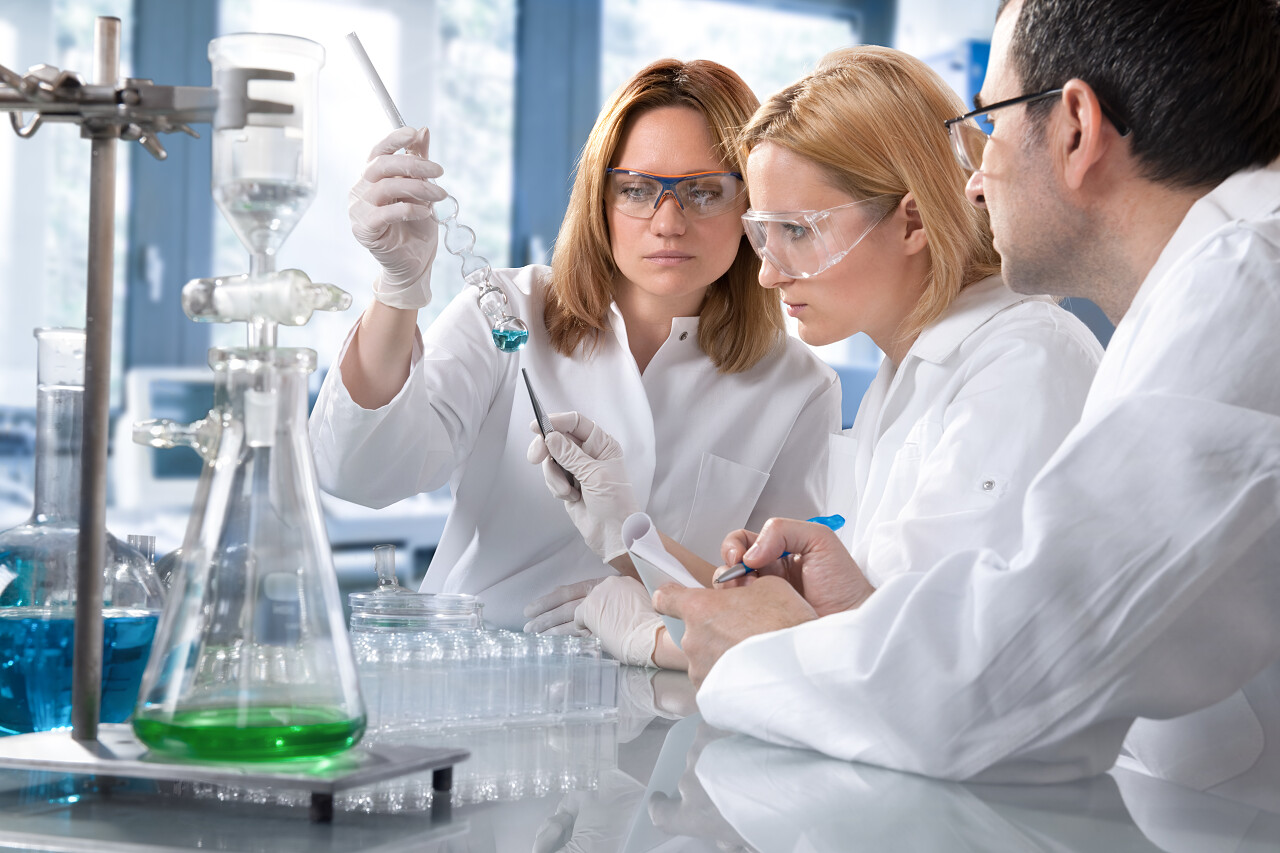 实验室科学家做研究做实验