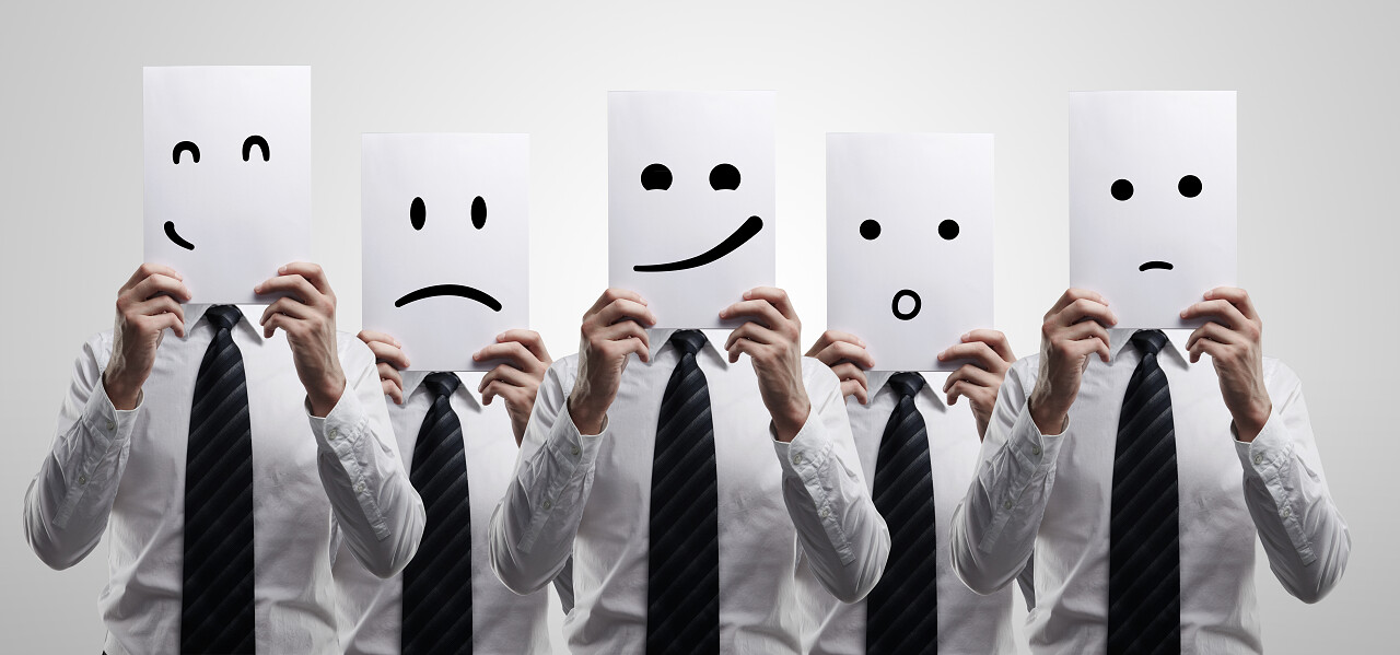 商务人士拿白纸面具笑脸