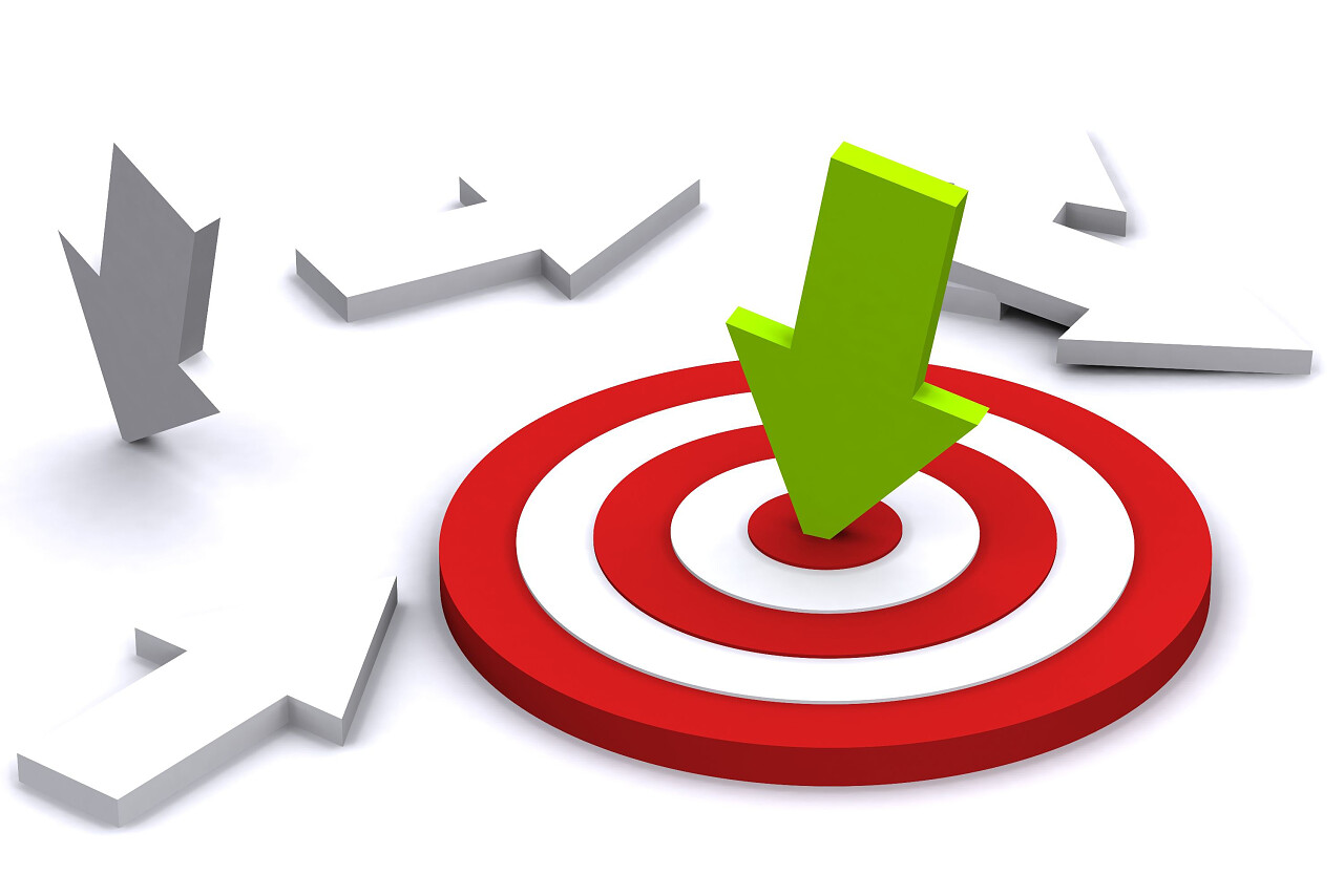 白底箭头飞镖盘绿色箭头正中红心正中目标命中目标