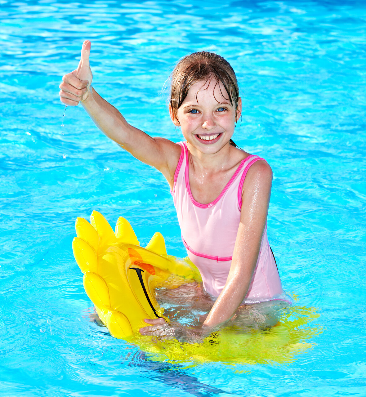 泳池里小女孩竖拇指加油点赞亲子游泳点赞手势