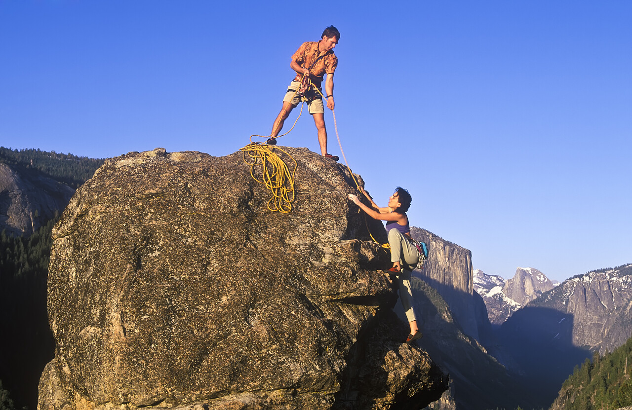 攀岩山峰拉绳子攀登登顶挑战勇气合作帮助努力坚持不懈救命