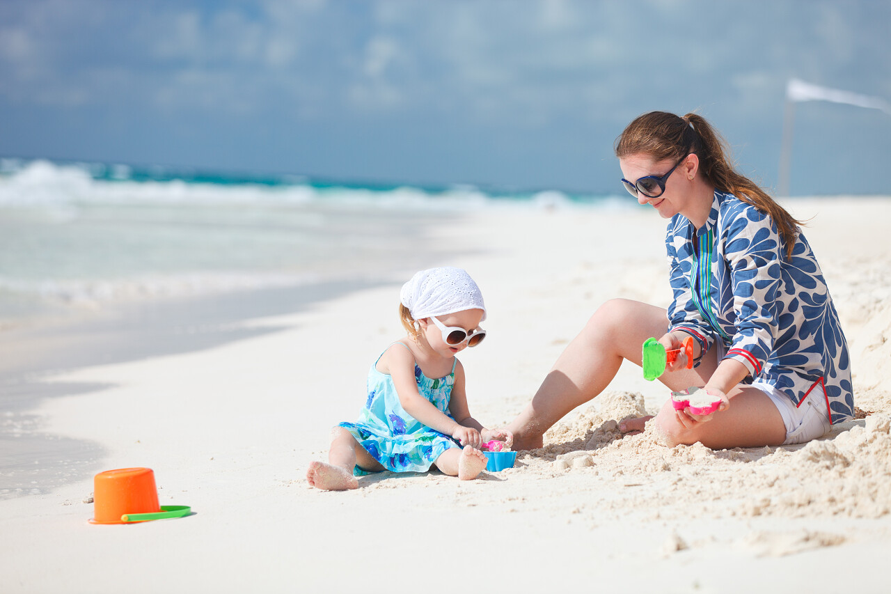 母子沙滩玩耍休闲假日度假