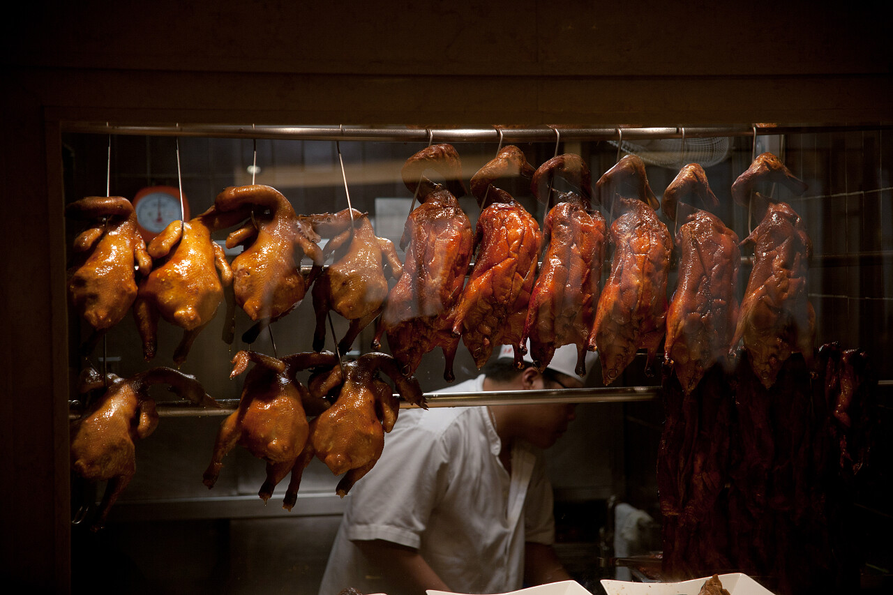 烤鸭厨师北京烤鸭架子上烤鸭挂着的烤鸭旅游美食