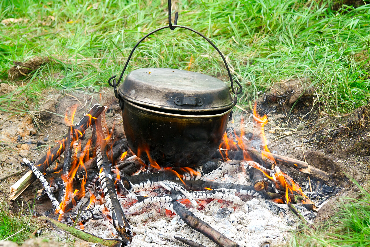 野营活动火烹饪餐图片