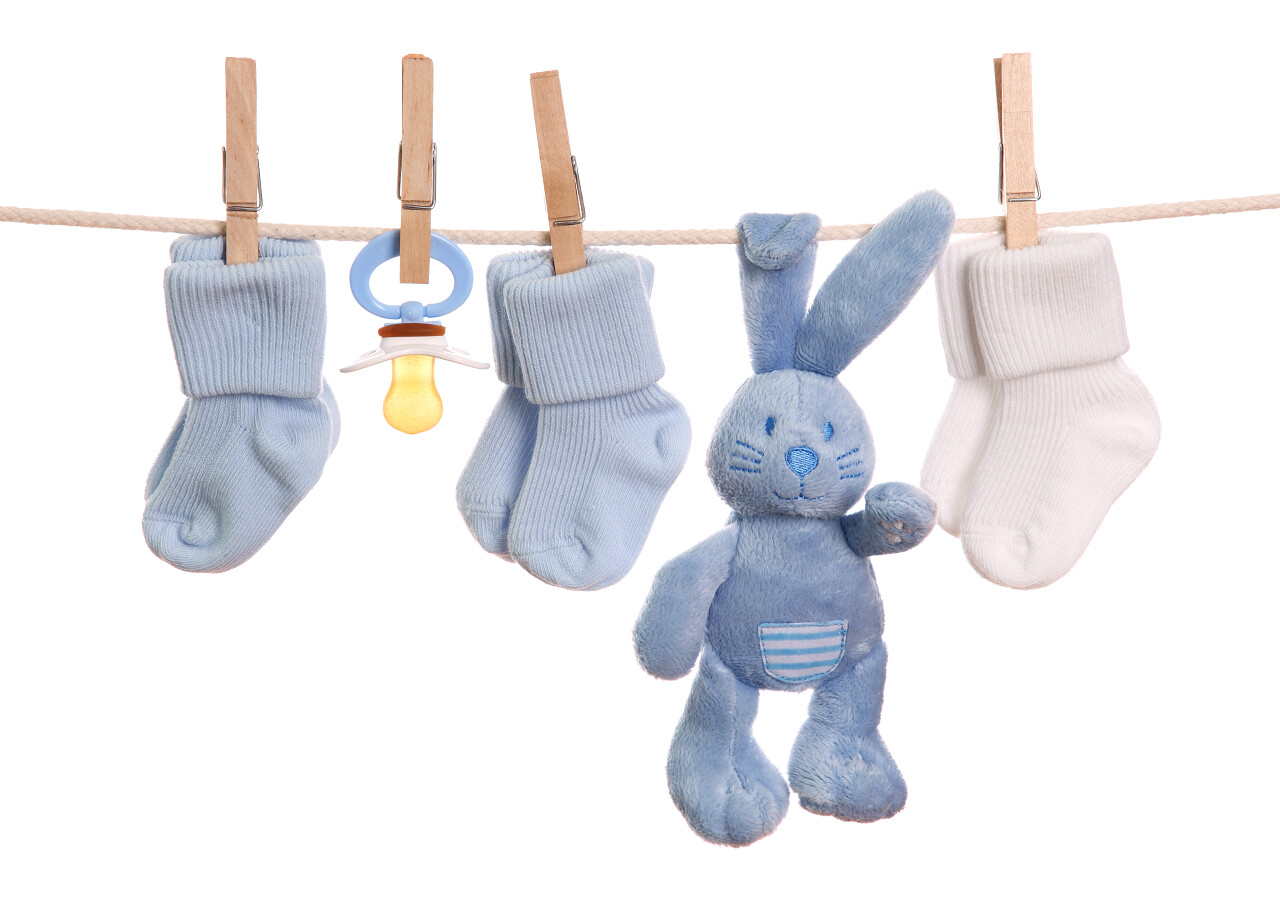 白底婴儿物品挂在晾衣绳上图片