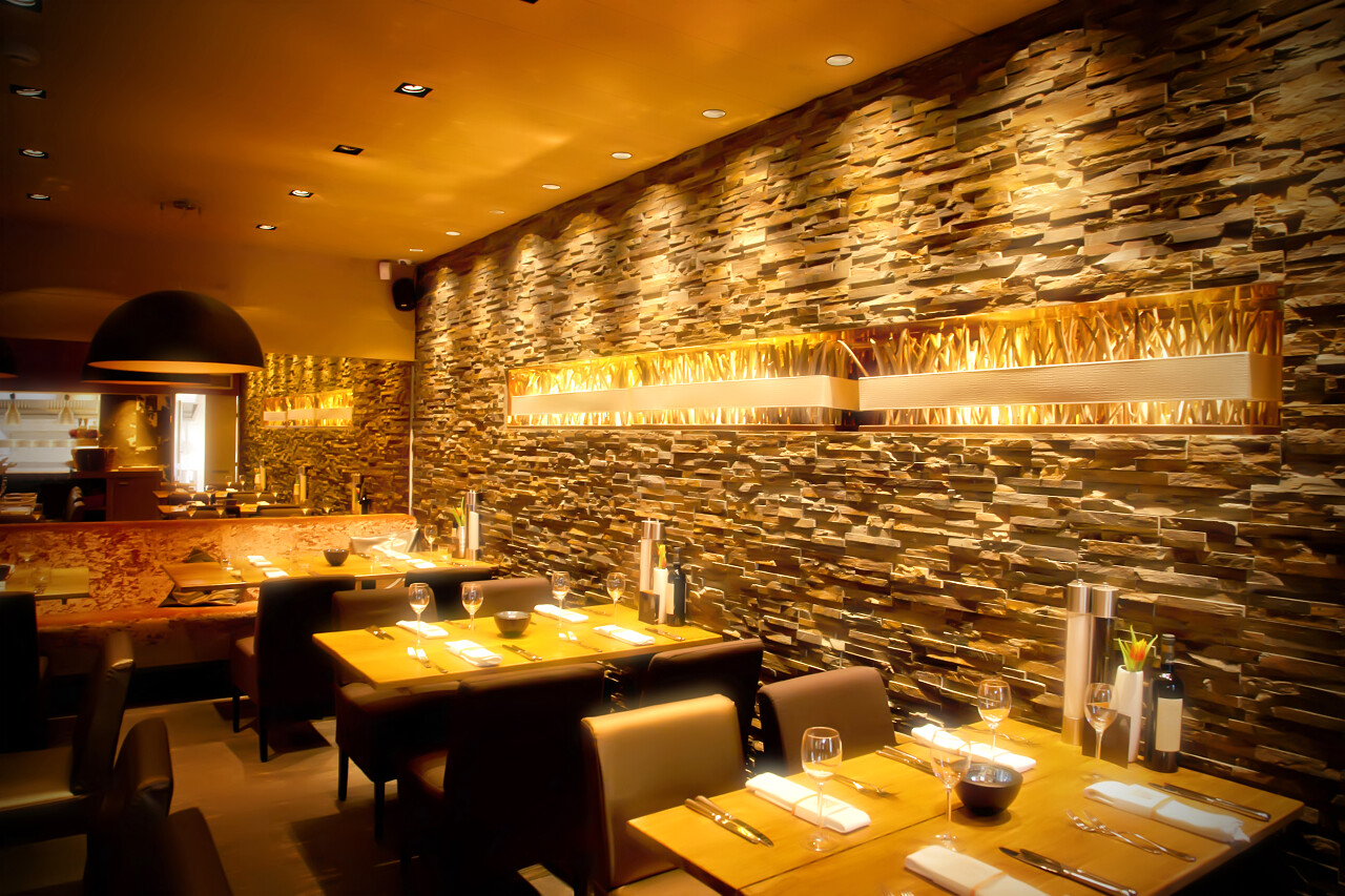 咖啡馆内部的与时尚石头砌墙图片