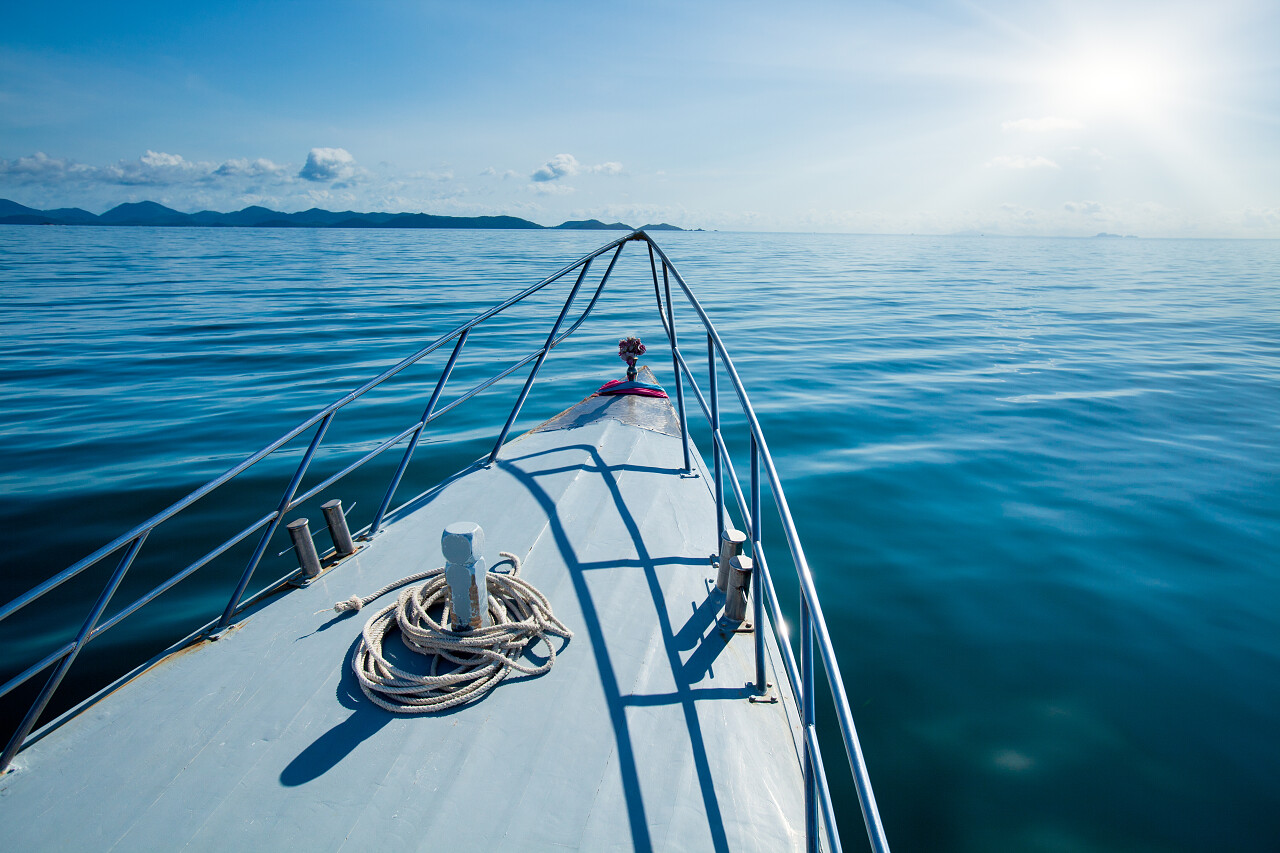 蓝色清新大海中的船背景蓝色大海杨帆起航图片