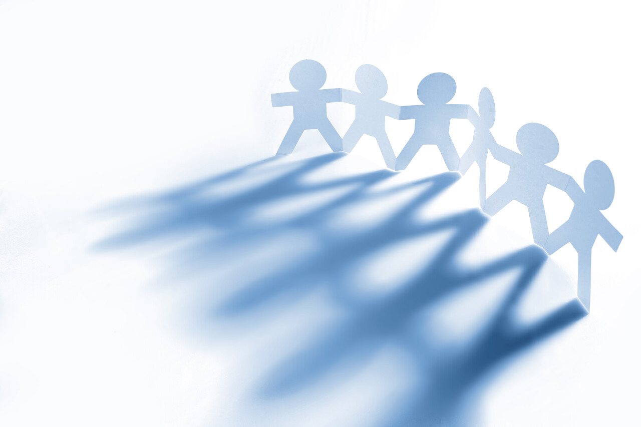 创意纸娃娃手牵手剪影特写图片