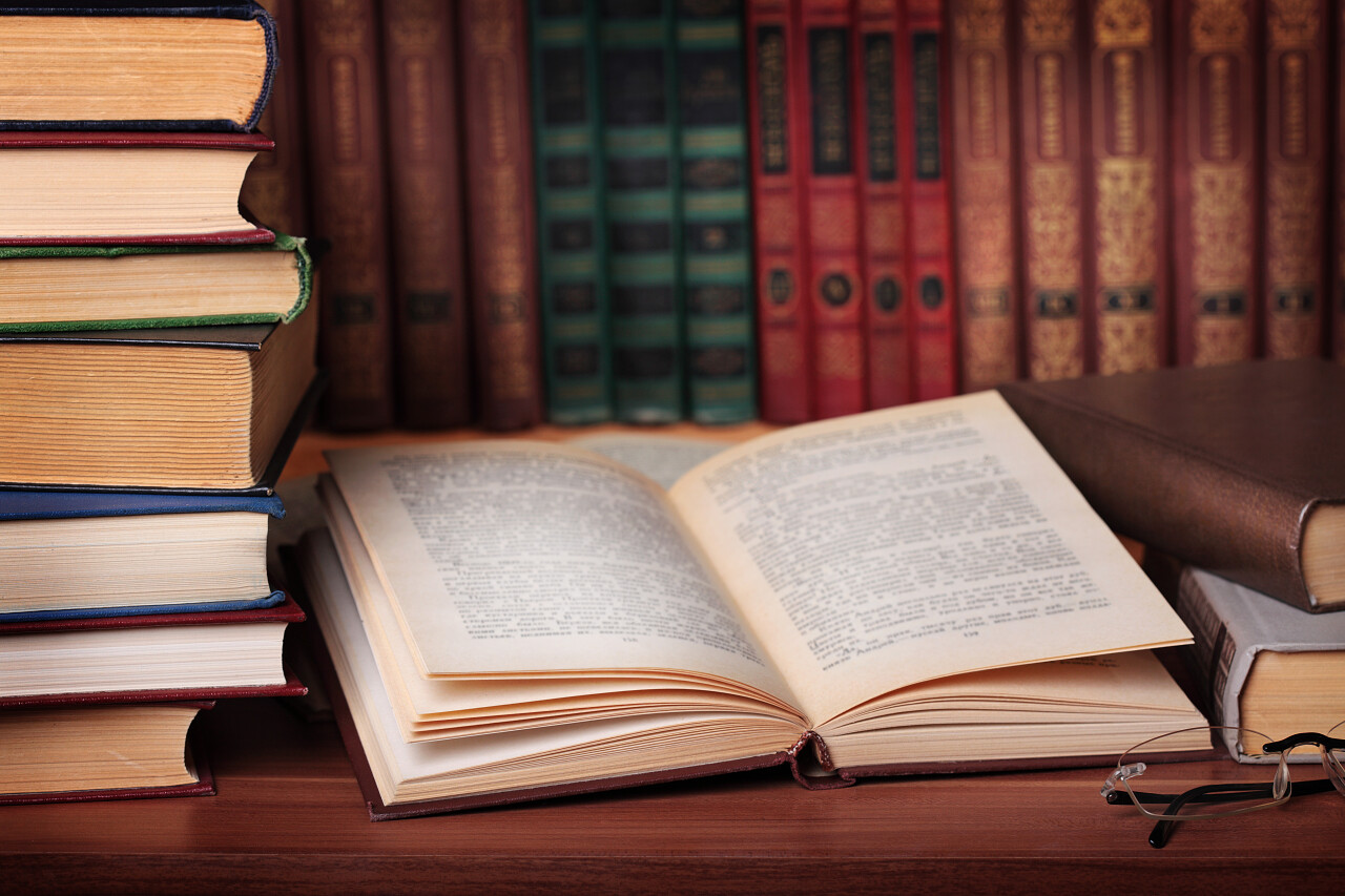 在桌上的书老花镜翻开的书图片