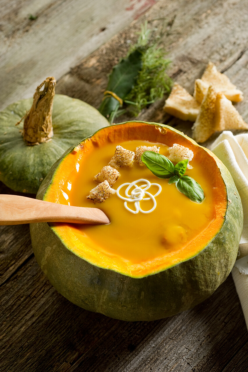 木制背景下的南瓜汤南瓜图片