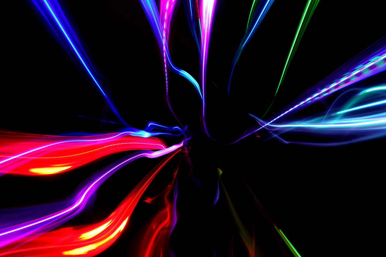 在黑色背景上的多彩多姿的抽象图案