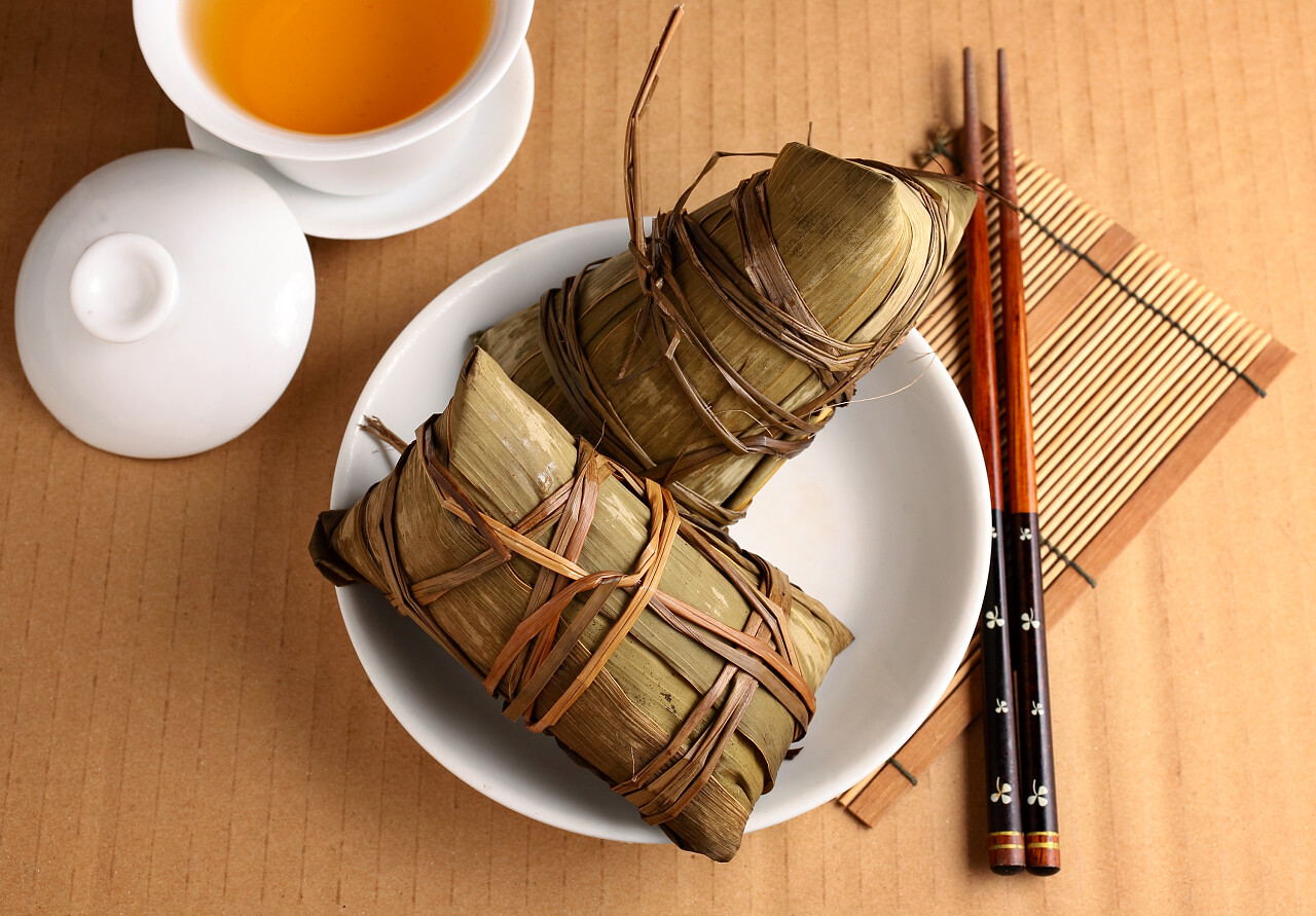 端午节粽子端午节美食放在白色盘子里的端午节粽子端午节