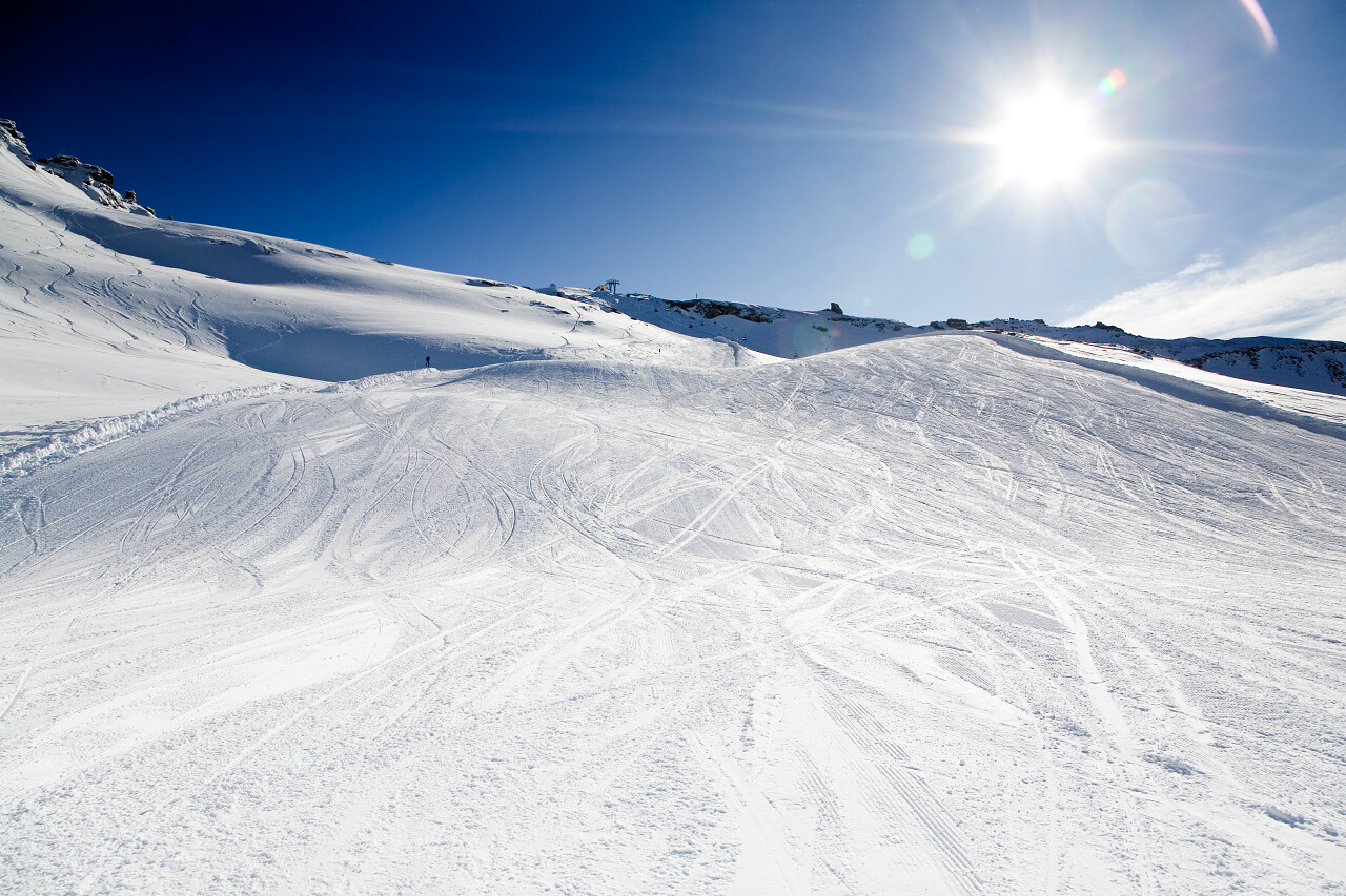 美丽的晴天与蓝蓝的天空上的滑雪胜地
