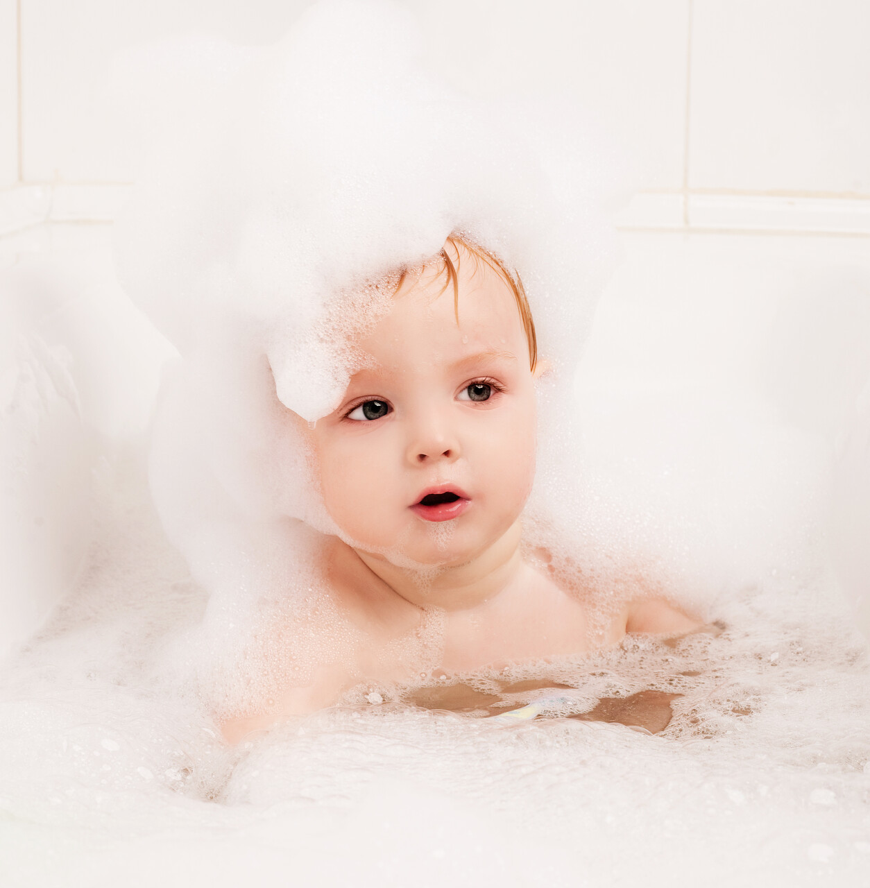 可爱男孩用泡沫洗个澡