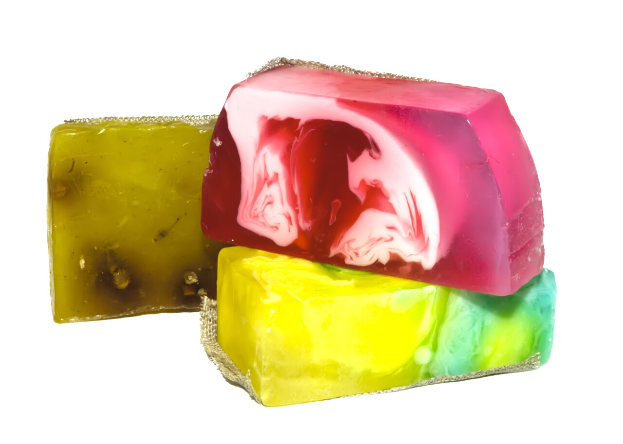 白底三块不同颜色的手工皂