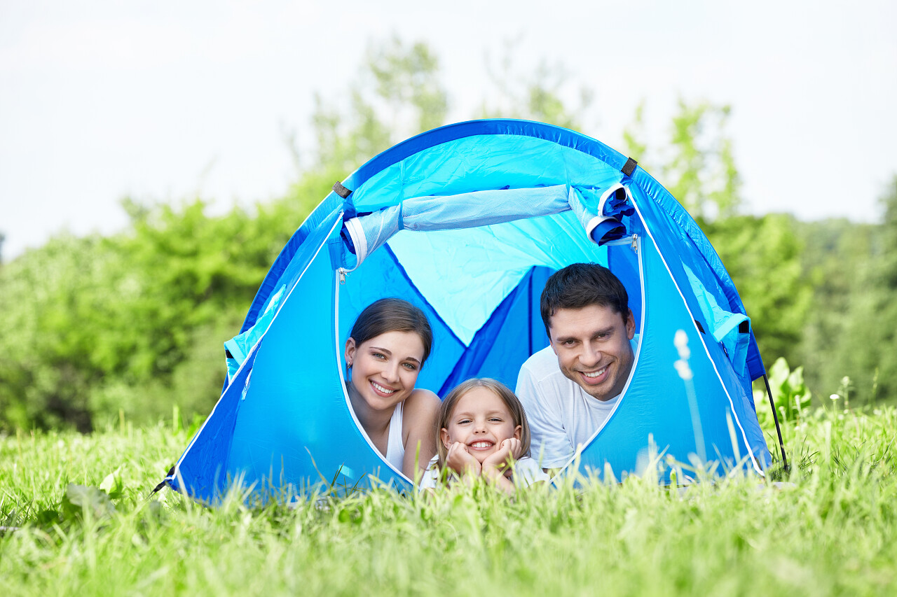 家庭户外帐篷一家三口开心的笑幸福一家人