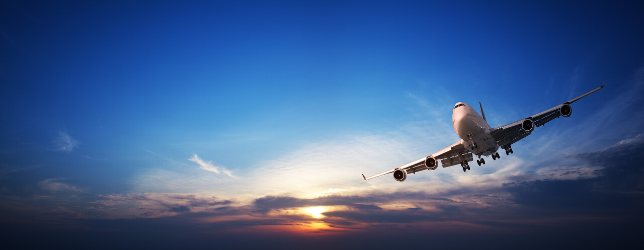 巡航飞机在落日的天空美好未来飞机