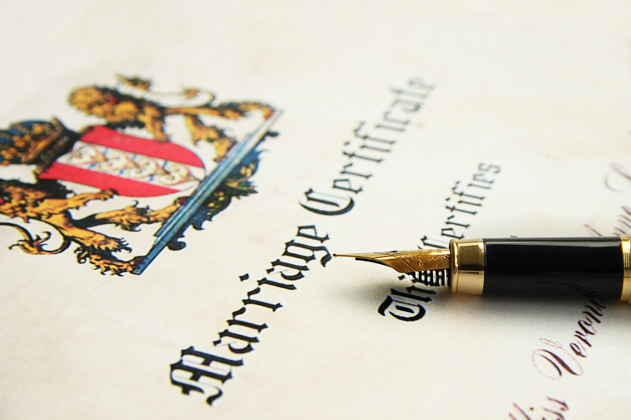 结婚证书和一只黑色的钢笔