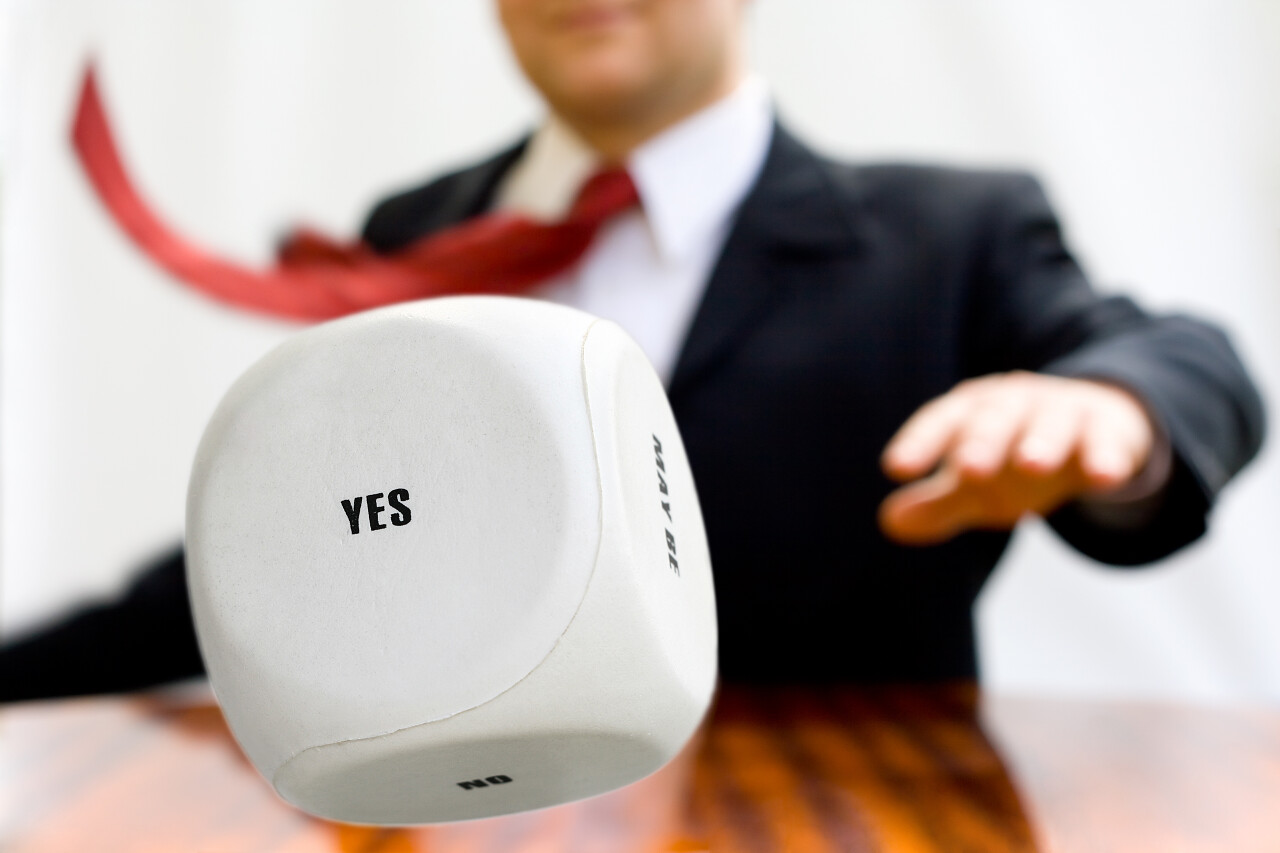 商务掷骰子的商人作出决定成功