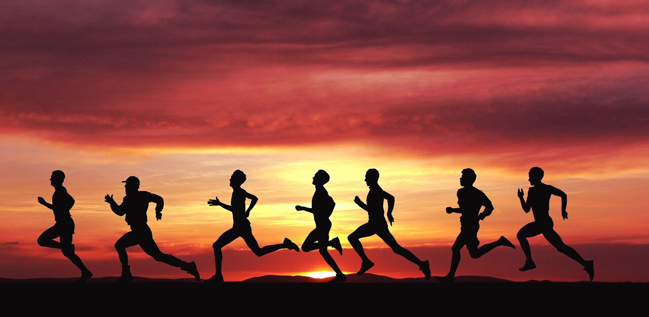 赛跑者剪影日落马拉松