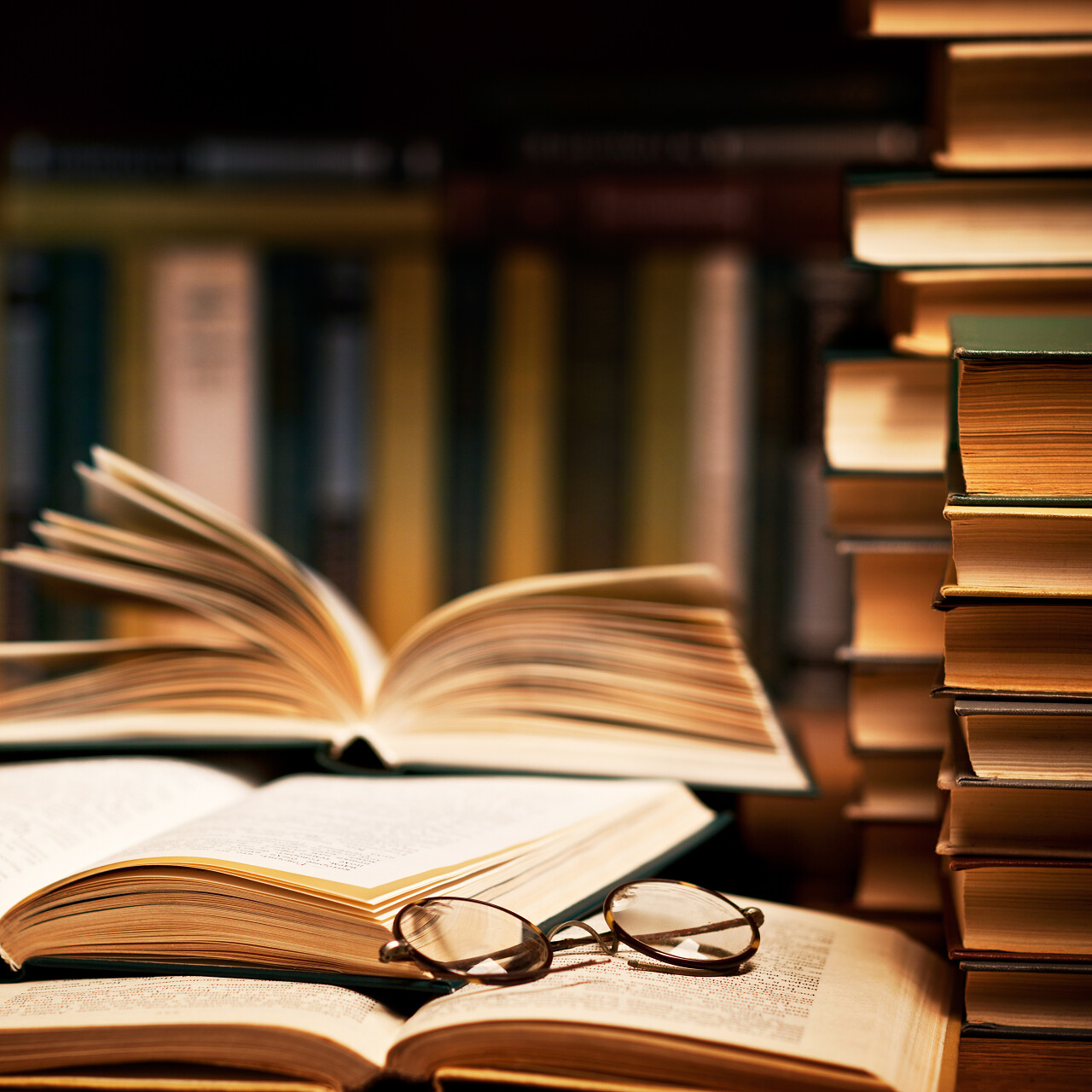 打开书躺在书架上眼镜