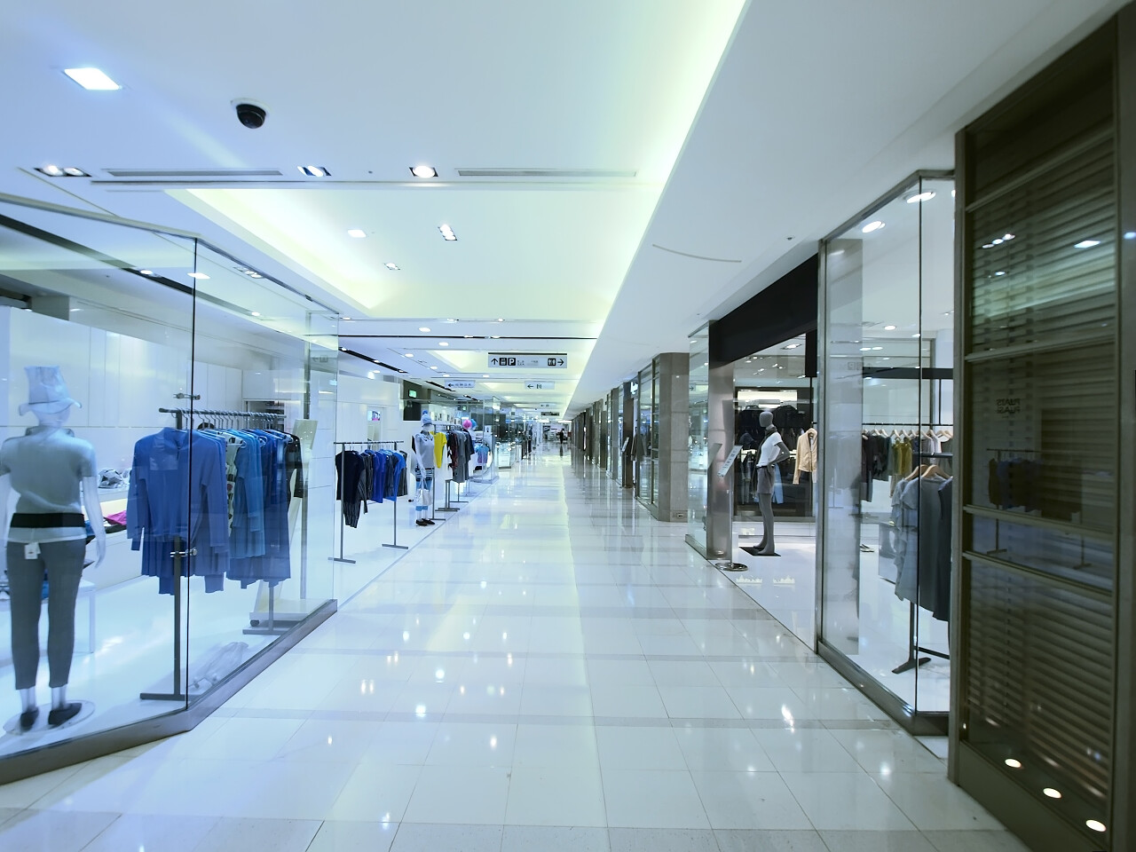 展示和行人通道在百货商店