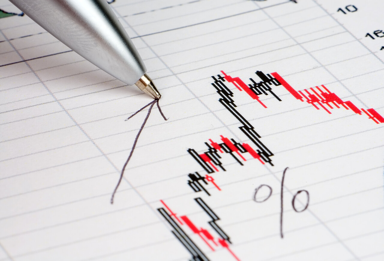 商务财务报告杂志图和正在书写的笔