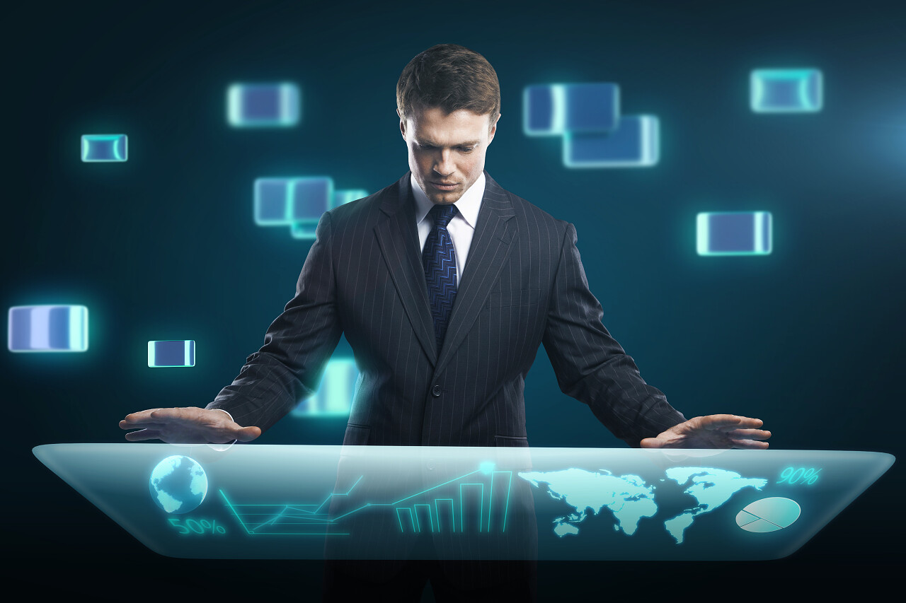 商人按虚拟背景上的高科技现代的按钮类型一个触摸屏界面的男人