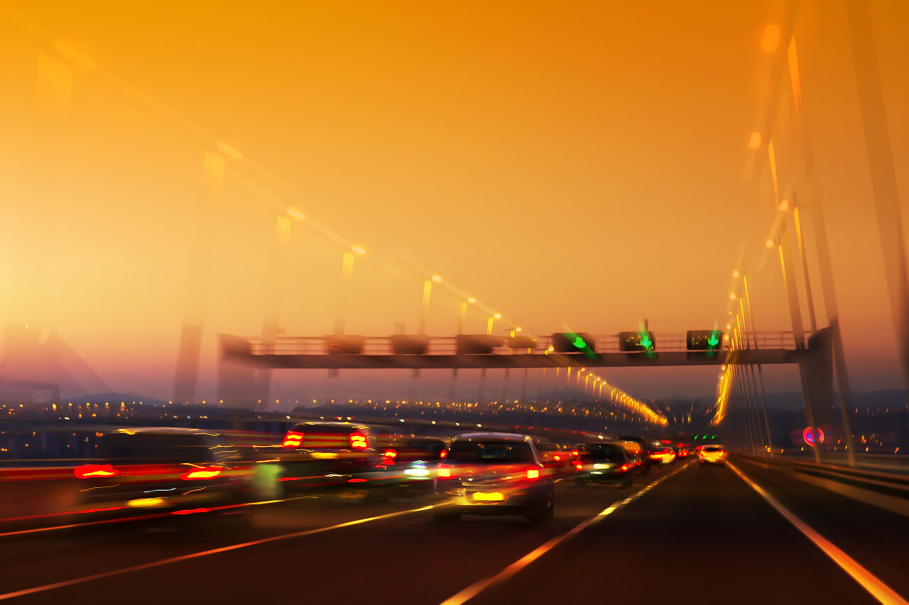 高速交通路与标志日落光径