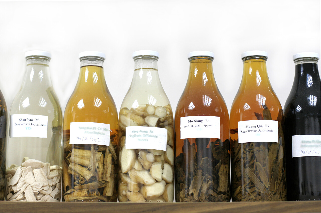 中医治疗放在瓶子里的各种中药药材